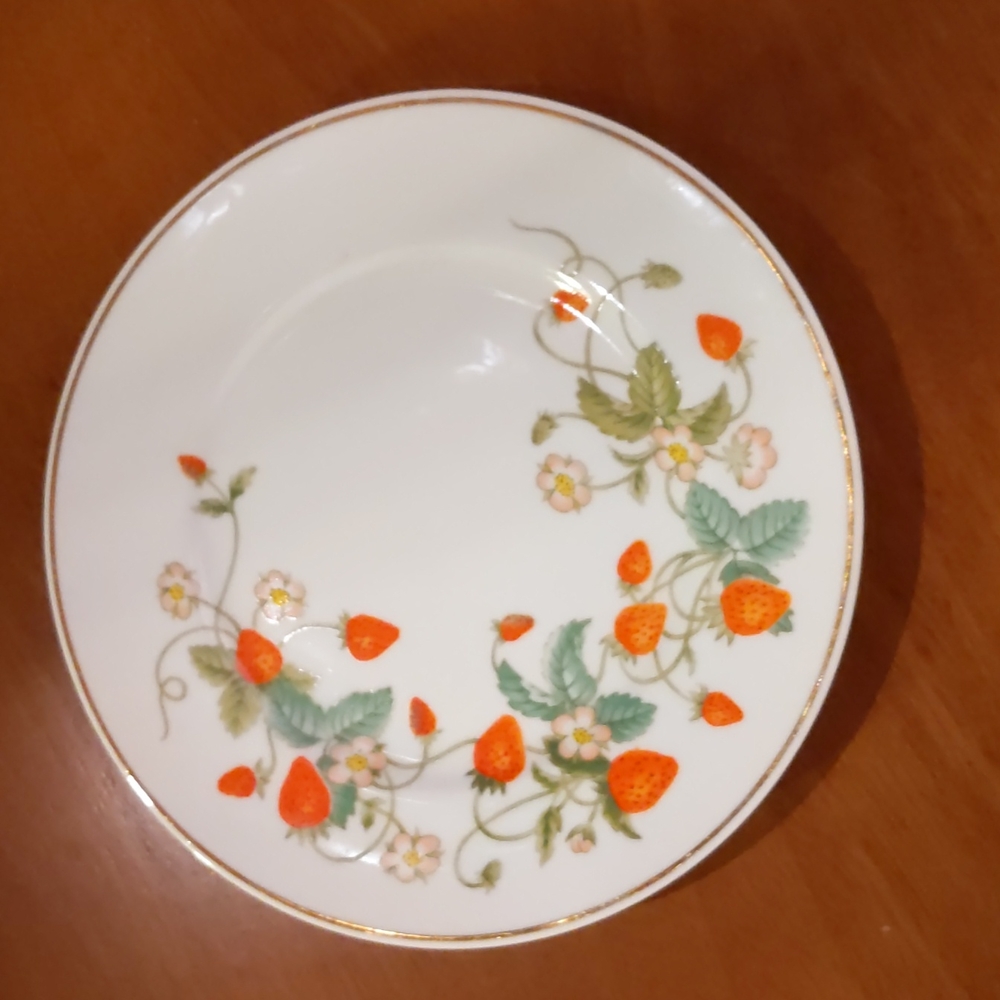 VTG 1978 Avon Strawberry Plate w/ 22K Gold Trim